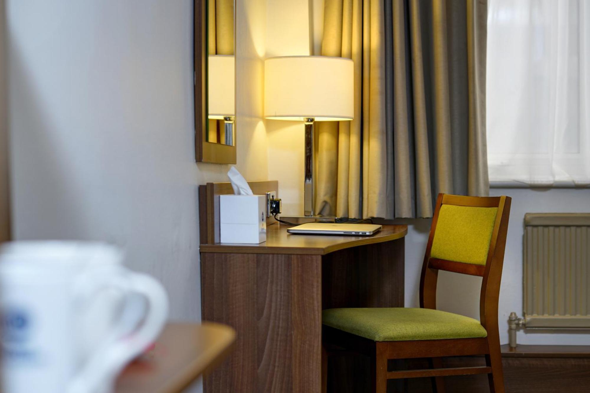 Cresta Court Hotel Altrincham Eksteriør billede